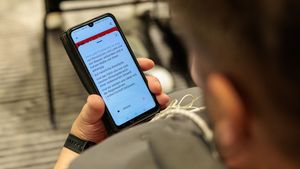 someone reads the German AI translation on the LiveVoice app